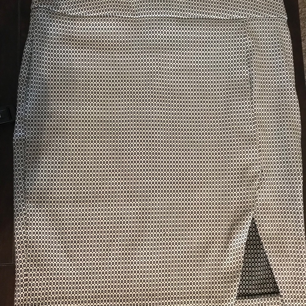 Black and white pencil skirt w/ comfort waistband!